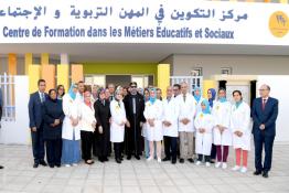 Image du Maroc Professionnelle de  Sa Majesté le Roi Mohammed VI pose pour une photo souvenir après l'inauguration à Rabat d'un centre de formation dans les métiers éducatifs et sociaux., le 19 Mai 2018 (Photo/ SPPR) via Jalilbounhar.com 